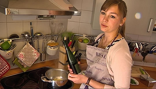 Die deutsche Weinprinzessin Katharina Fladung in der Küche