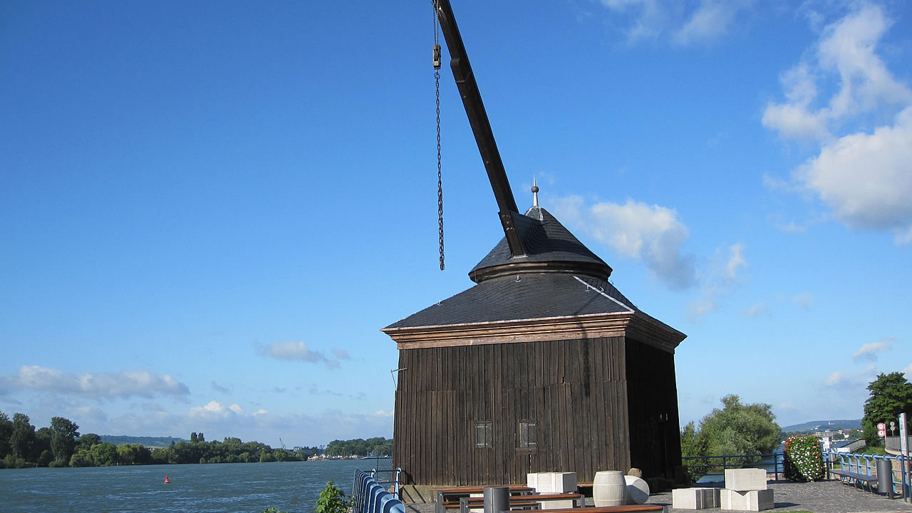 Der alte Weinverladekran am Rheinufer bei Oestrich