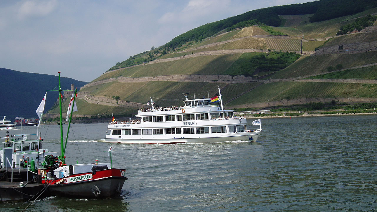 Schiff auf dem Rhein bei Rüdesheim