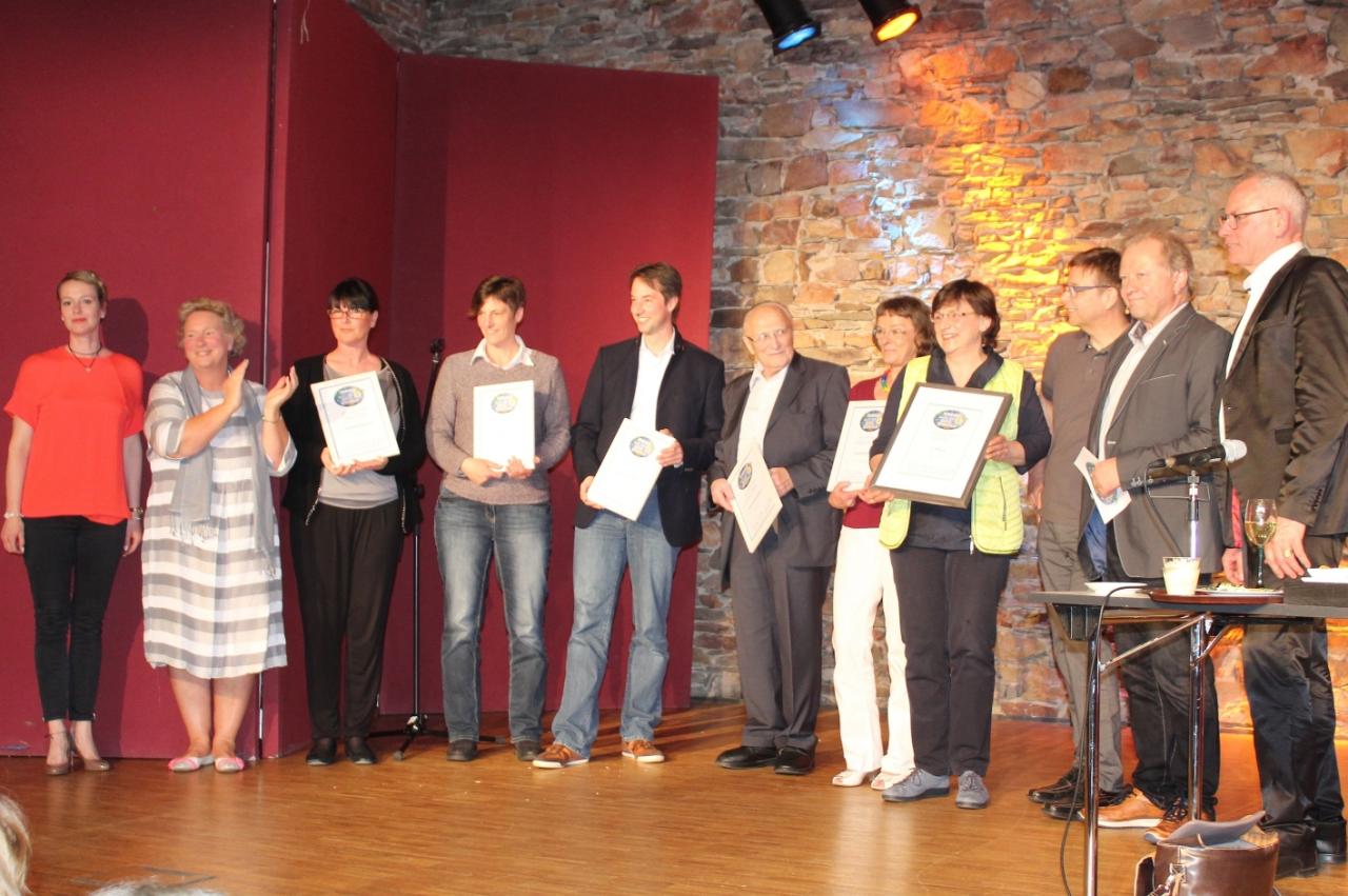Jury, Teilnemer und Gewinner auf der Bühne der Brentanoscheune