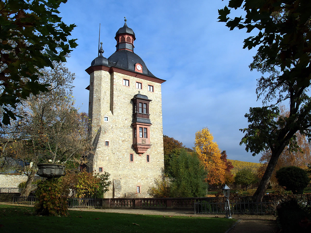 Der Wasserturm von Schloss Vollrads