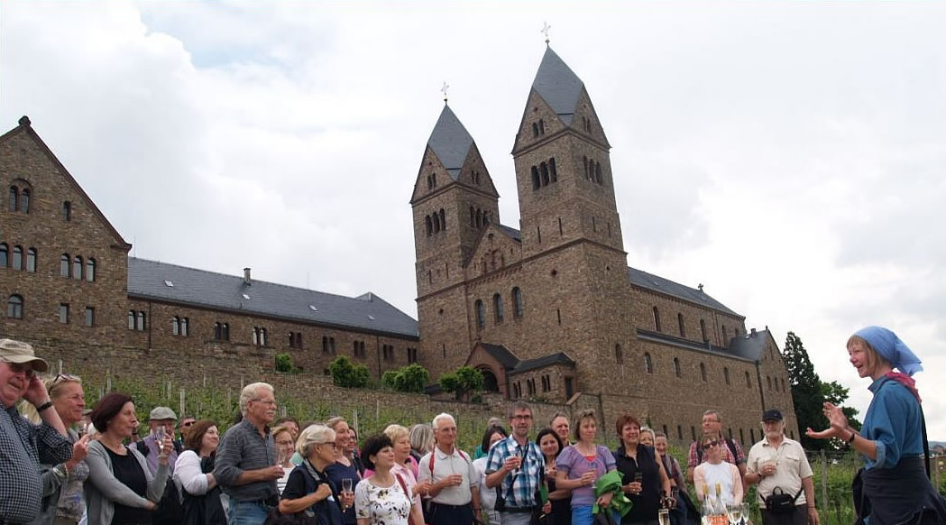 Die Wein-Walks starten an der Abtei St. Hildegard