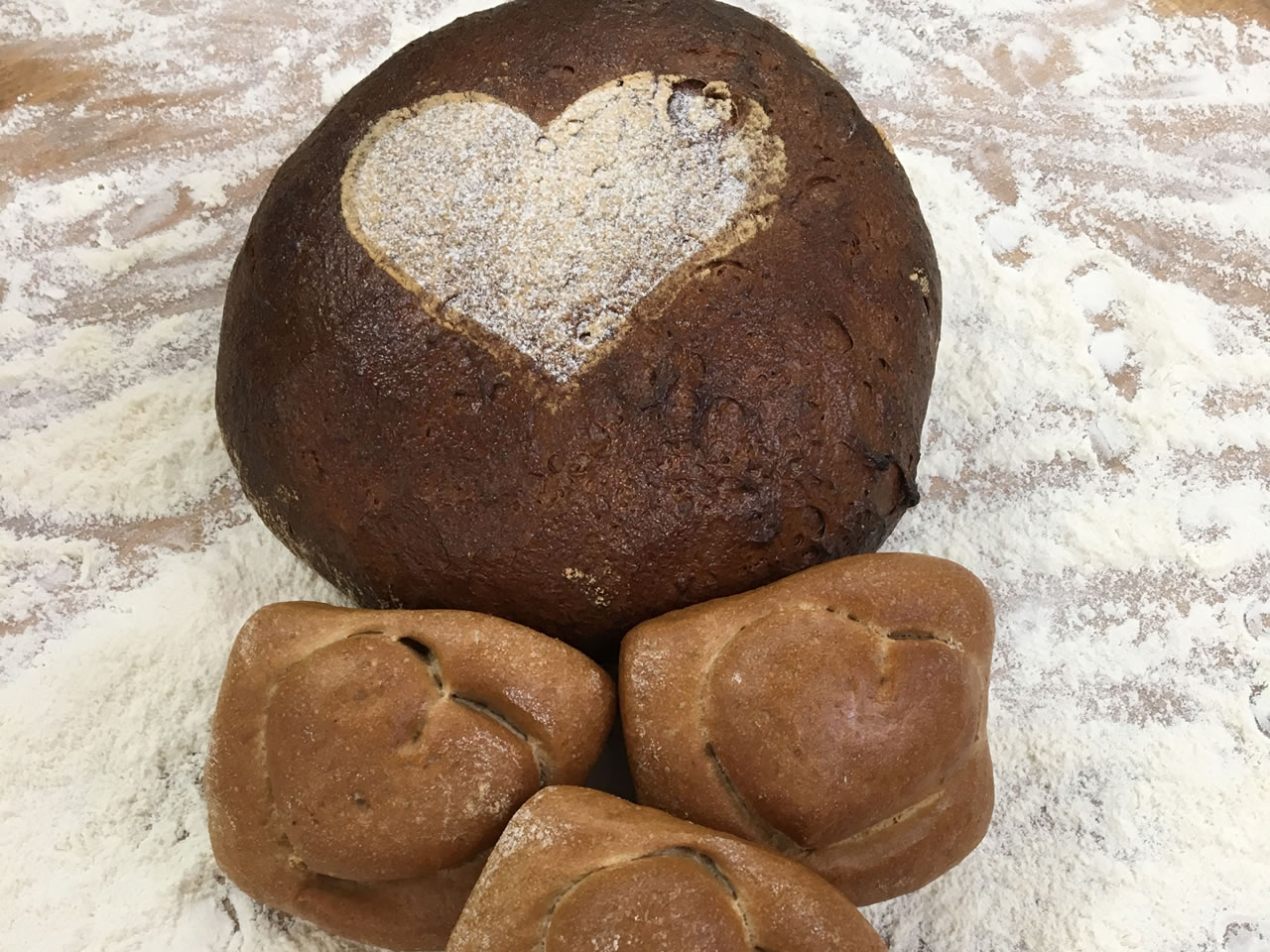 Brot und Brötchen mit Herz der Bäckerei Laquai