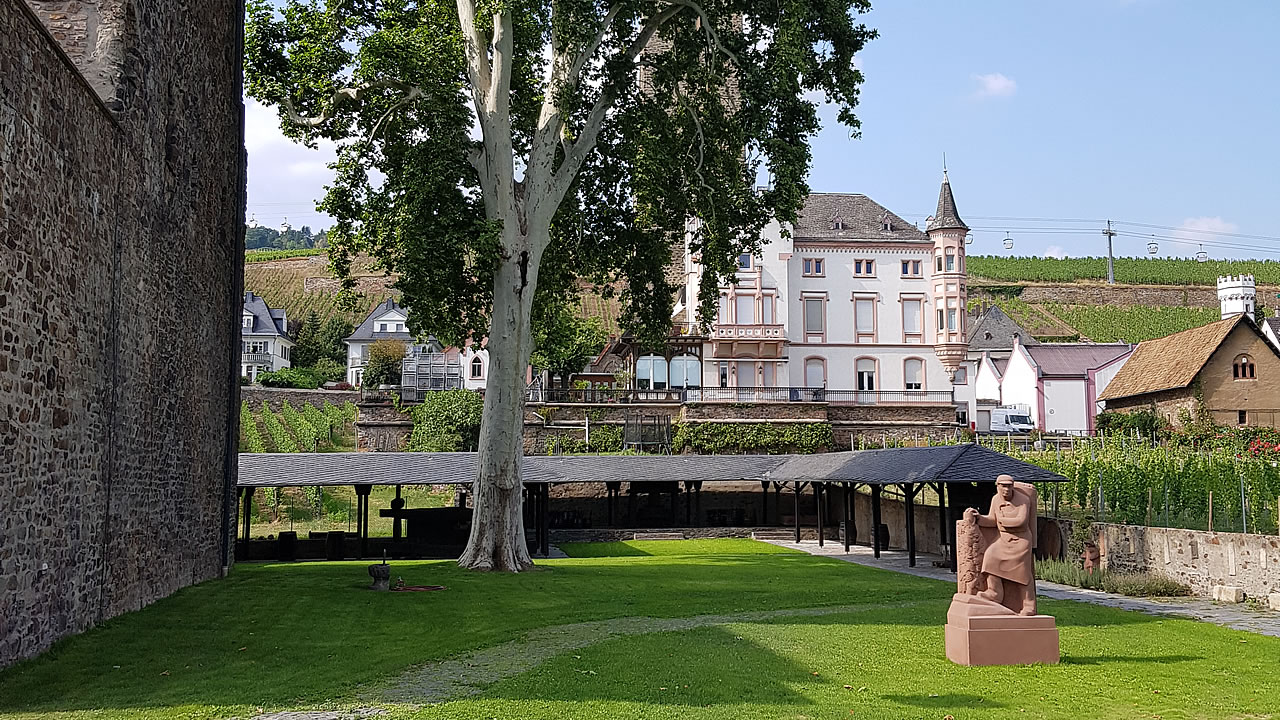 Der gemütliche Burggarten der Brömserburg in Rüdesheim lädt zum Verweilen ein