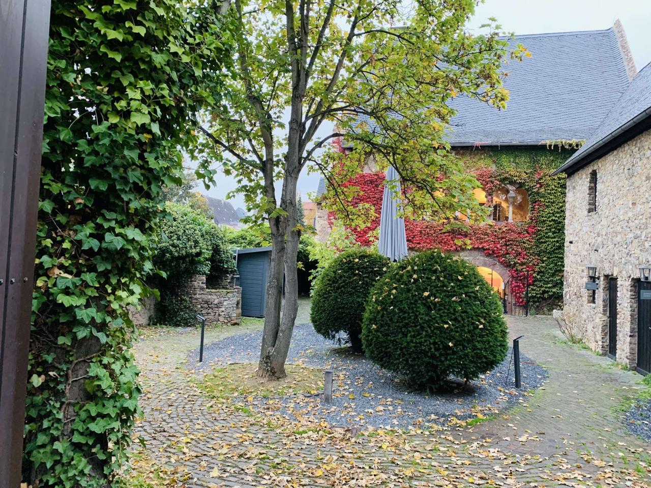 Herbstlicher Innenhof am Grauen Haus in Winkel