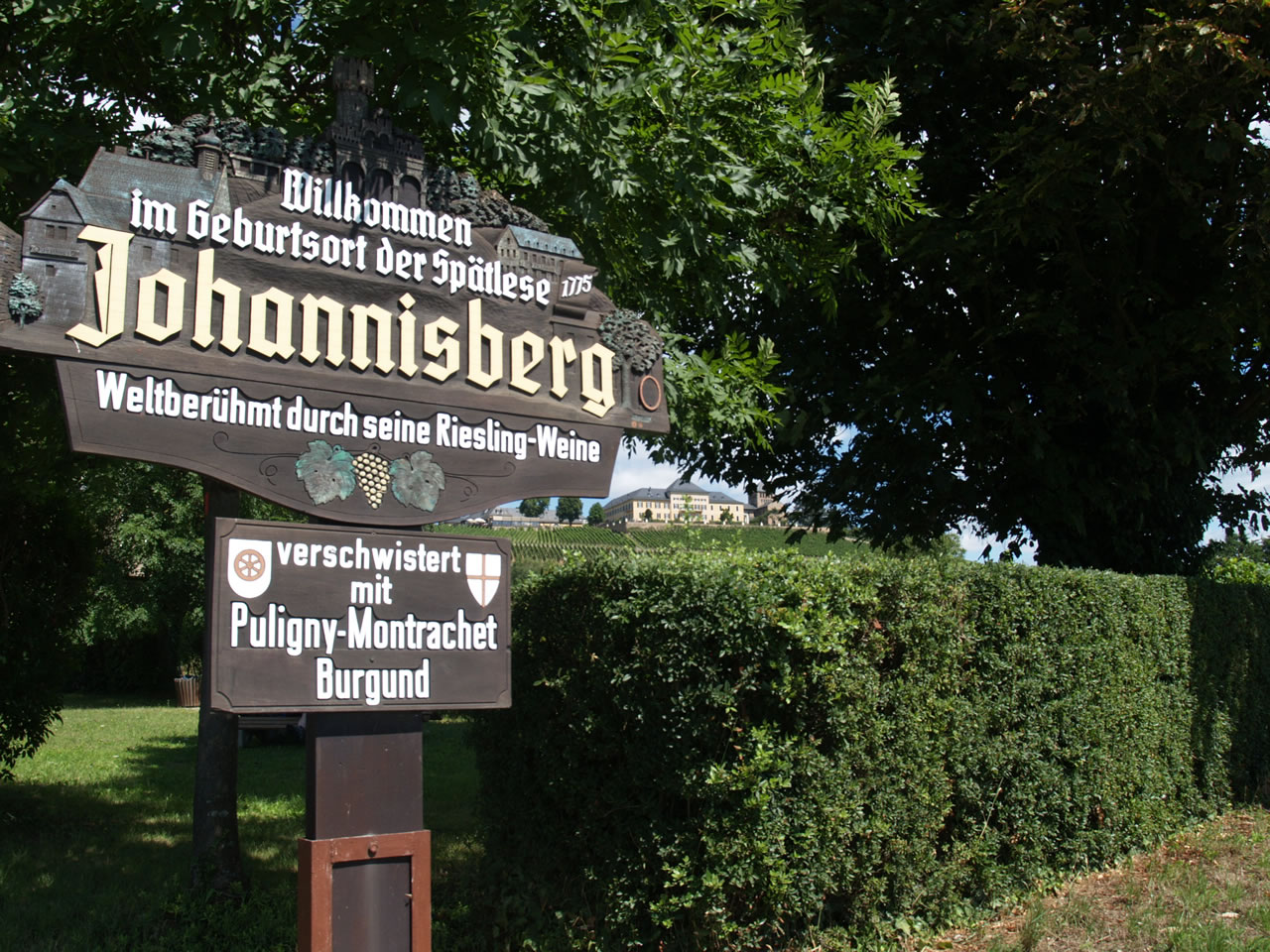 Am Ortseingang von Johannisberg mit Blick auf Schloss Johannisberg