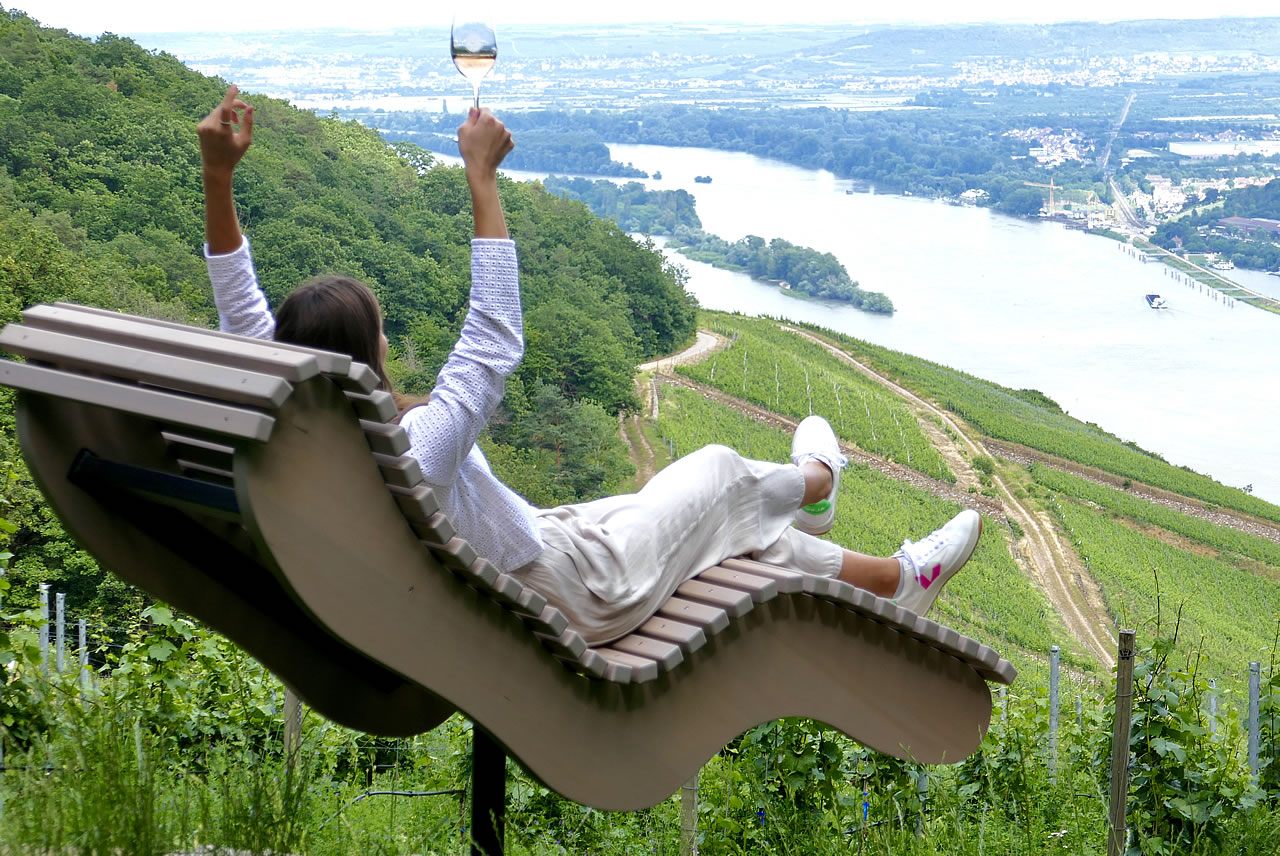 Der Blick ins Rheintal lässt sich am besten mit einem Glas Wein genießen