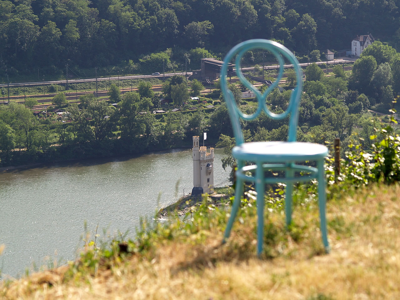 Mitten im Rhein: der Mäuseturm. Ob der Stuhl immer noch dort steht?