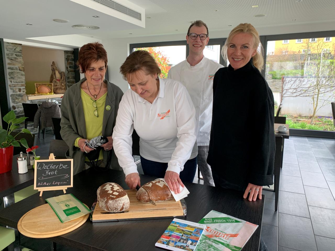 Beim  Anschnitt des Welterbe Brots: Claudia Schwarz, Annette Laquai, Frank Laquai und Susanne Röntgen-Müsel