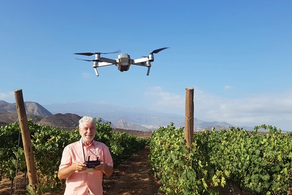 Mit der Drohne über die Weinberge