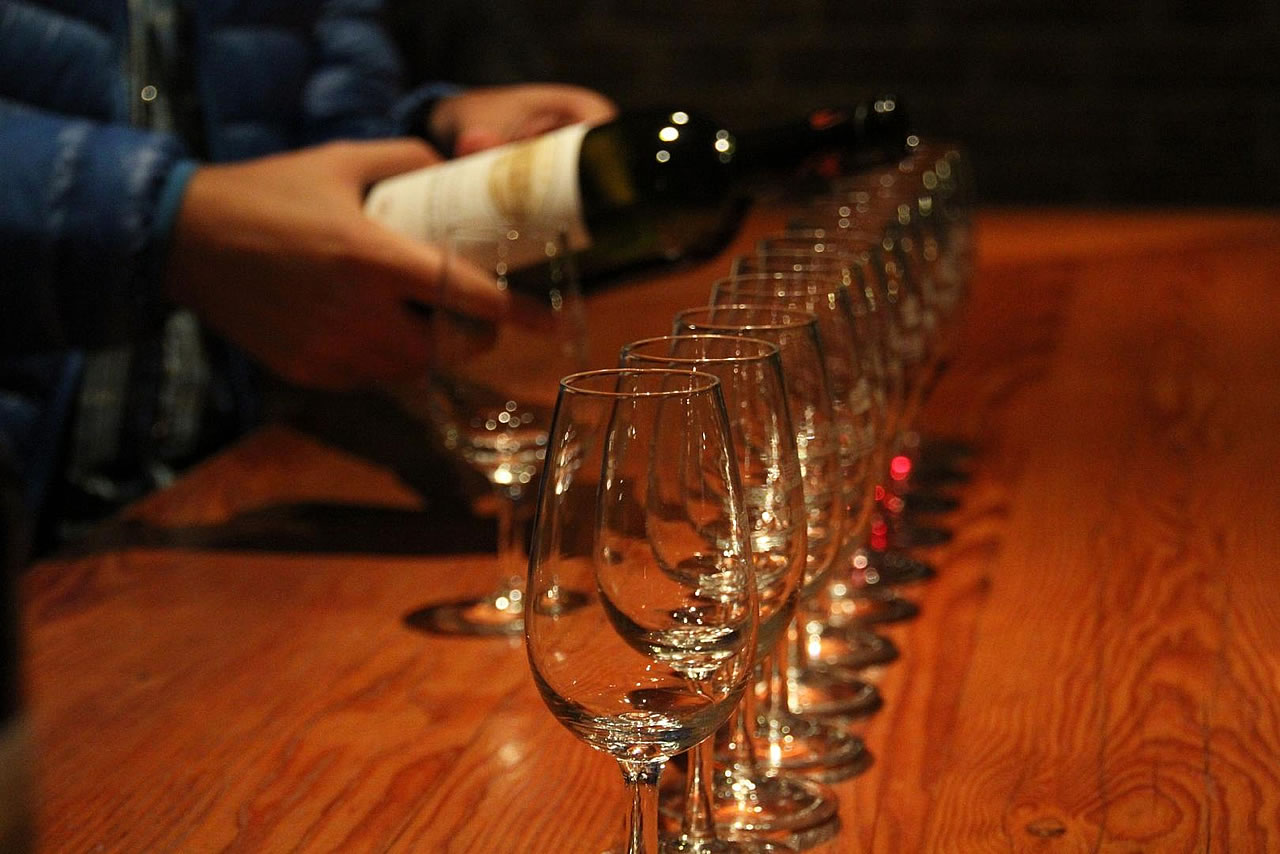Eine Gruppe von acht bis zehn Personen ist für eine Weinprobe ideal.