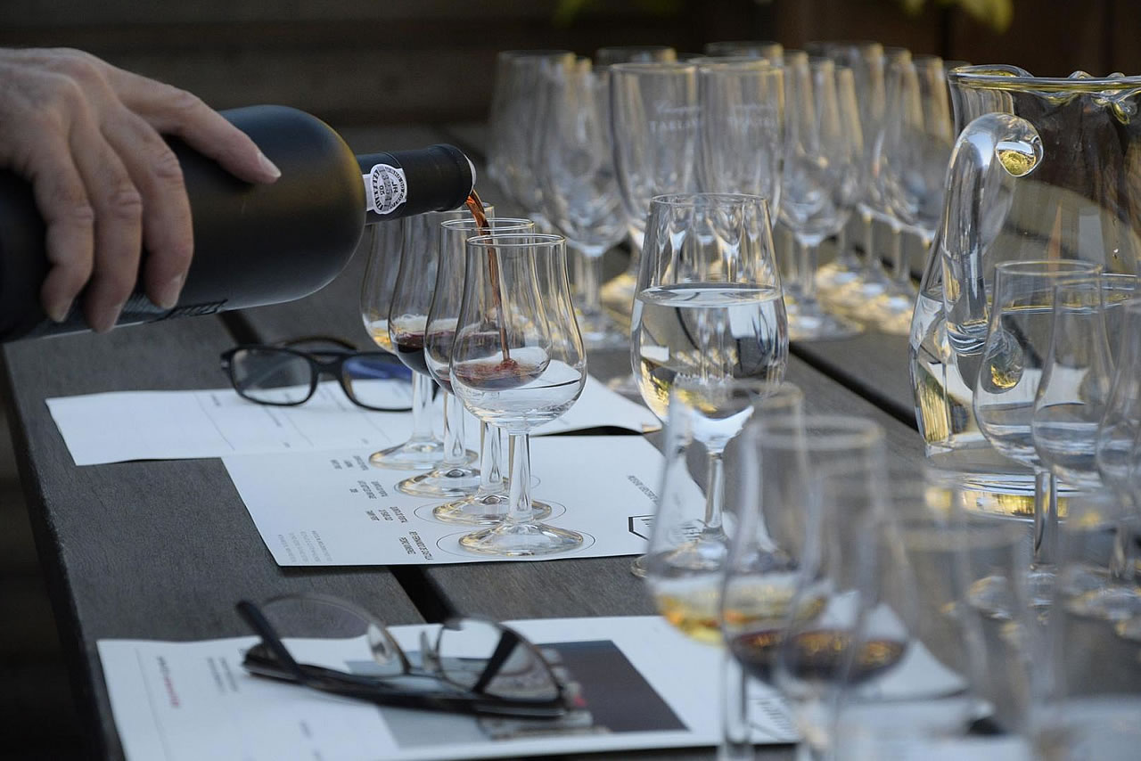 Bei einer professionellen Weinprobe geht es auch darum, die individuellen Eigenschaften des Weines zu dokumentieren.